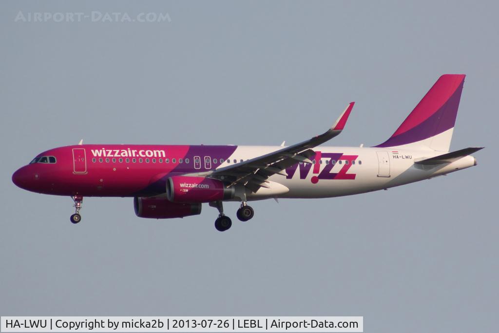 HA-LWU, 2013 Airbus A320-232 C/N 5617, Landing