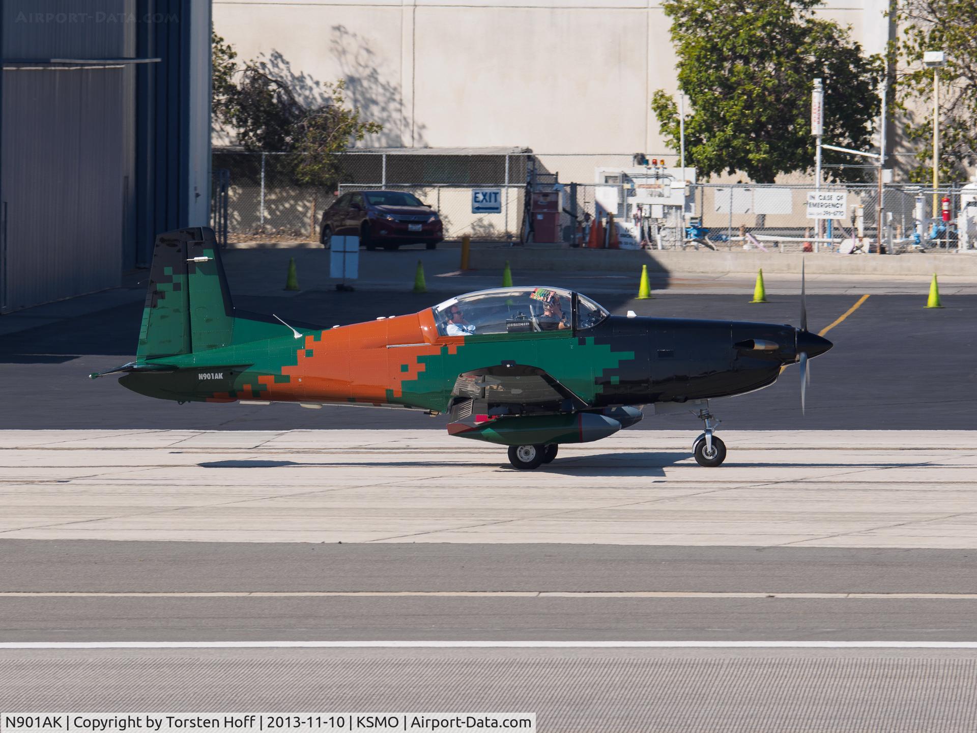 N901AK, 2000 Pilatus PC-7 C/N 616, N901AK taxiing