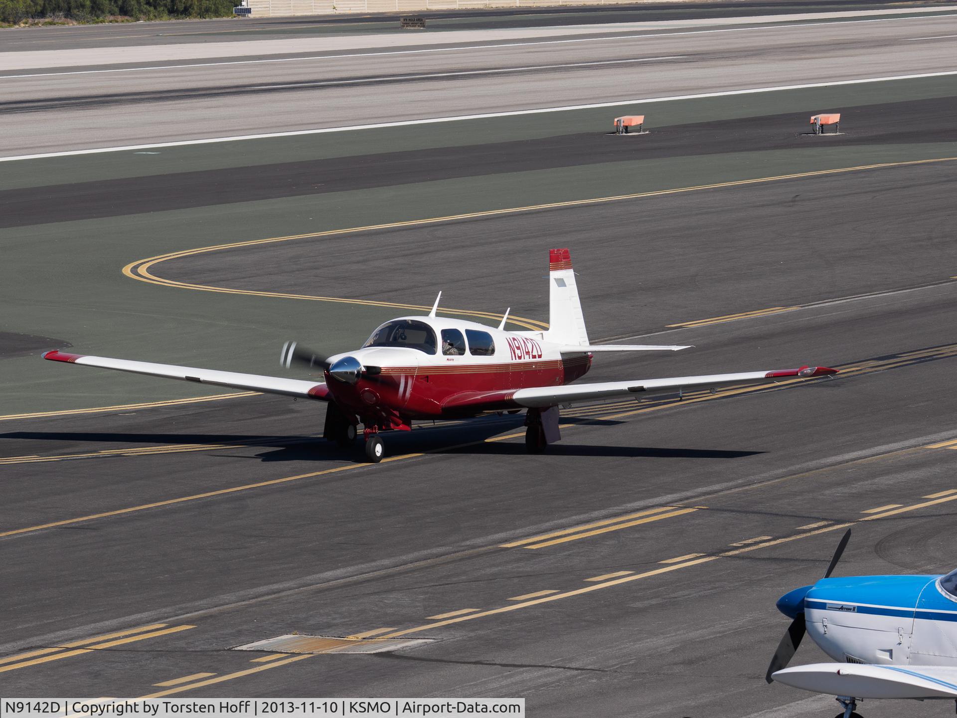 N9142D, 1993 Mooney M20J 201 C/N 24-3287, N9142D taxiing
