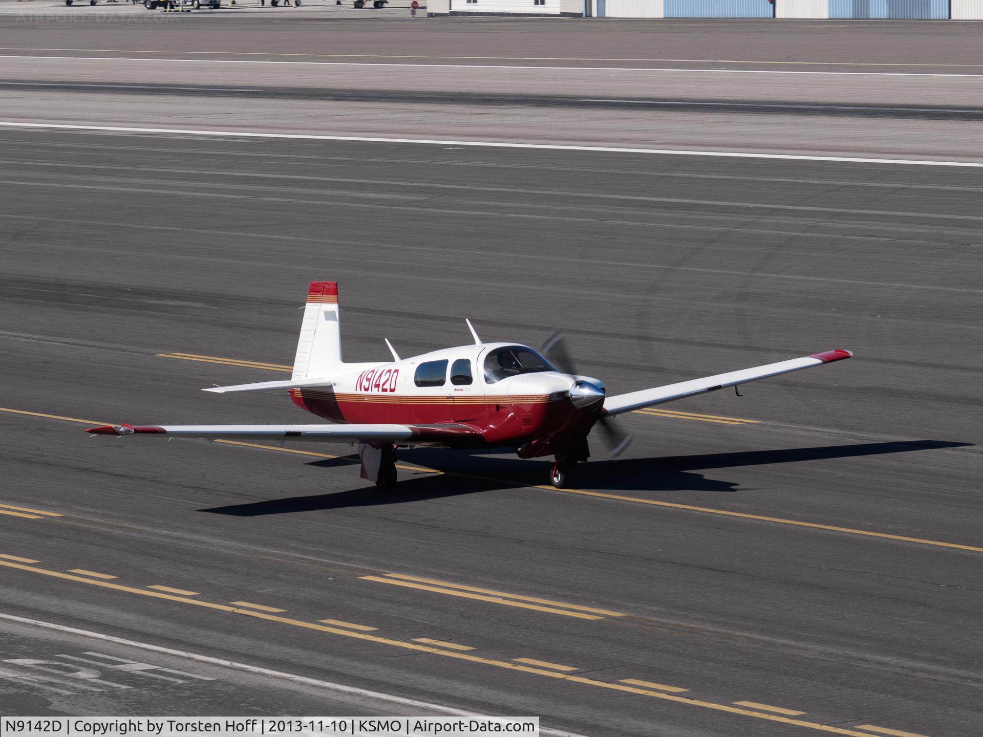 N9142D, 1993 Mooney M20J 201 C/N 24-3287, N9142D taxiing