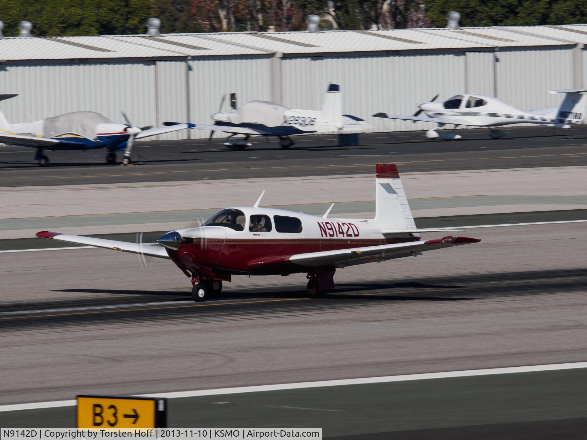 N9142D, 1993 Mooney M20J 201 C/N 24-3287, N9142D departing from RWY 21