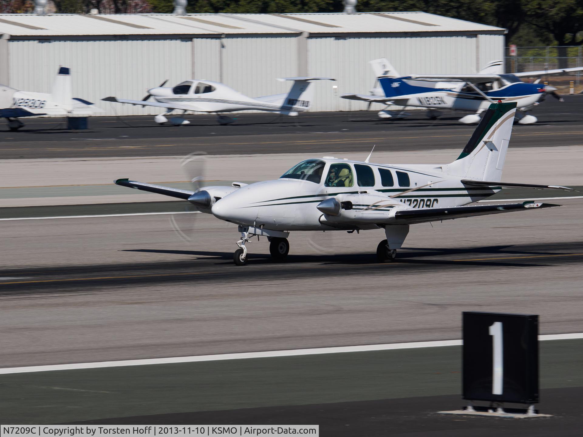 N7209C, 1984 Beech 58 Baron C/N TH-1424, N7209C departing from RWY 21