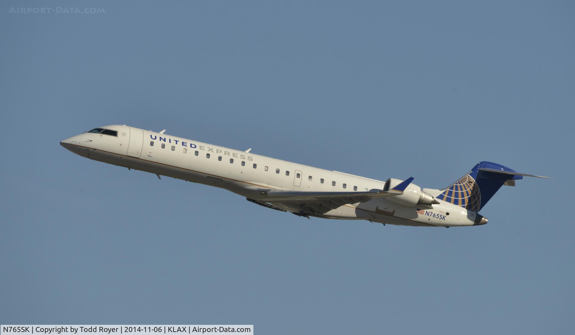 N765SK, 2005 Bombardier CRJ-702 (CL-600-2C10) Regional Jet C/N 10231, Departing LAX on 25R