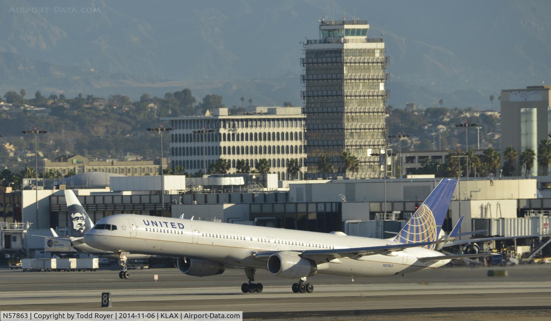 N57863, 2001 Boeing 757-33N C/N 32587, Departing LAX on 25R