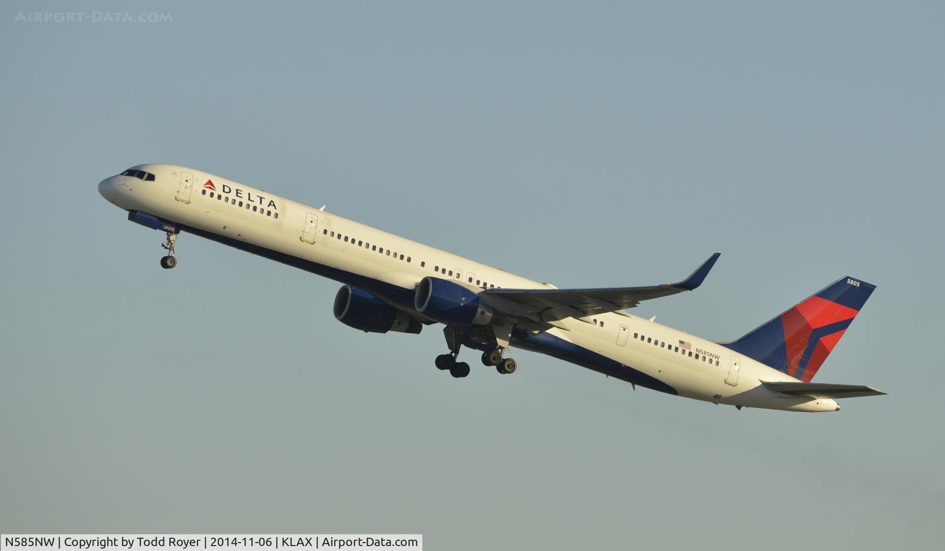 N585NW, 2002 Boeing 757-351 C/N 32985, Departing LAX on 25R