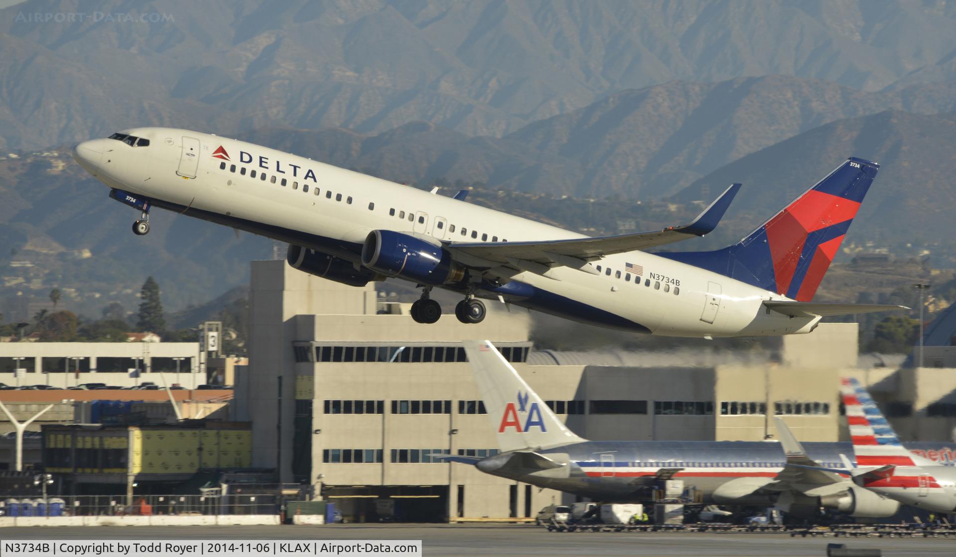 N3734B, 2000 Boeing 737-832 C/N 30776, Departing LAX on 25R
