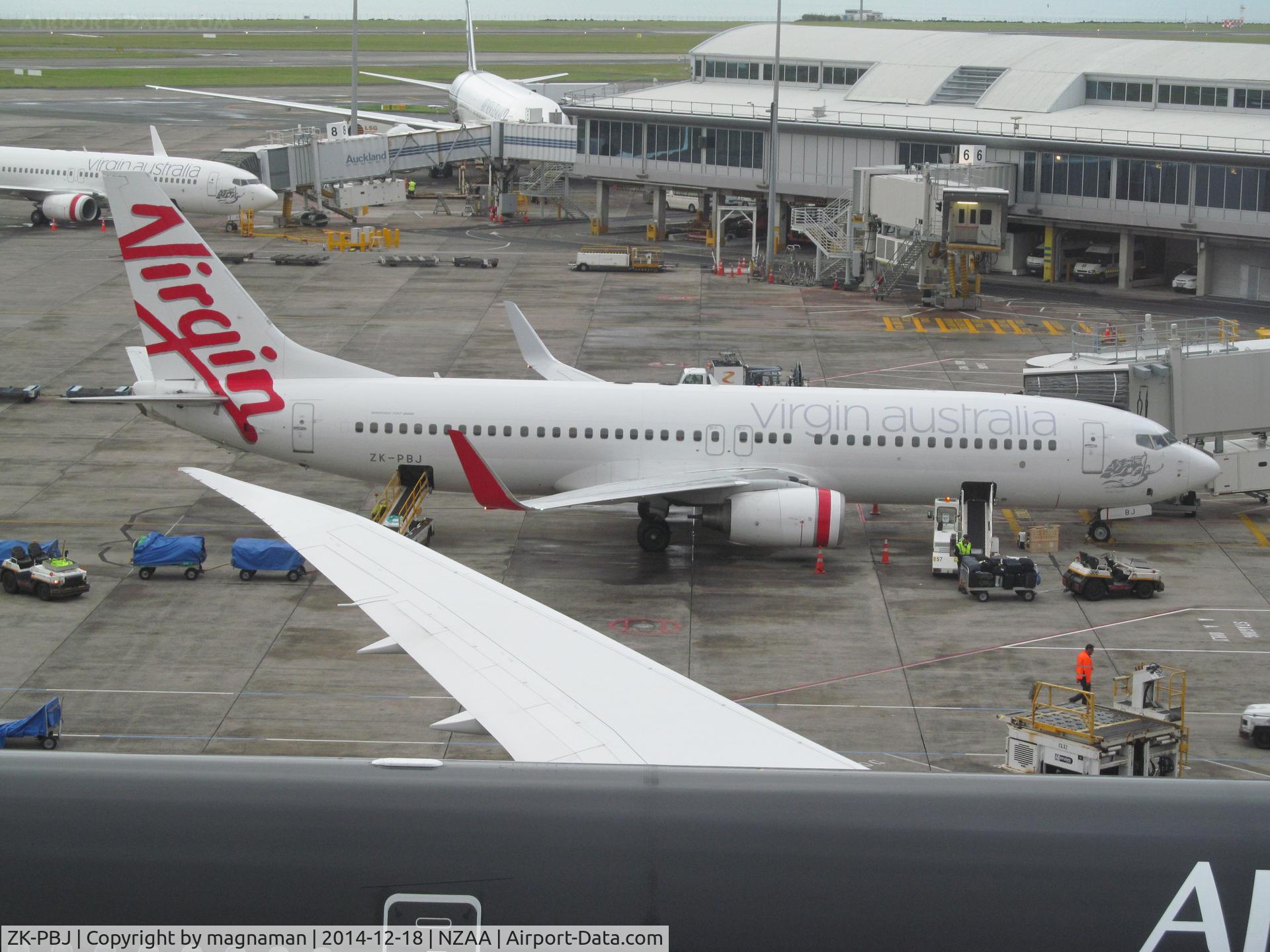 ZK-PBJ, 2004 Boeing 737-8FE C/N 34013, at int'l terminal