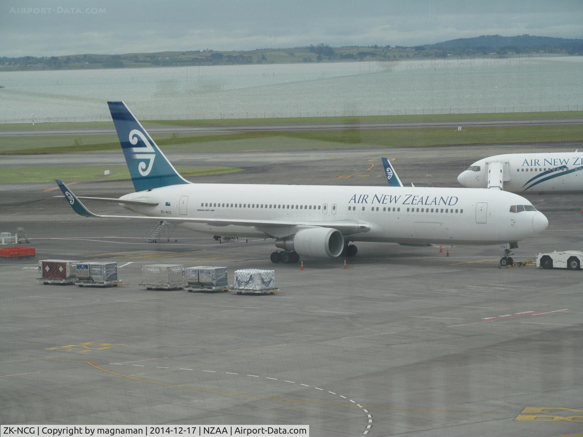 ZK-NCG, 1993 Boeing 767-319 C/N 26912, such a boring paint job compared to new one.