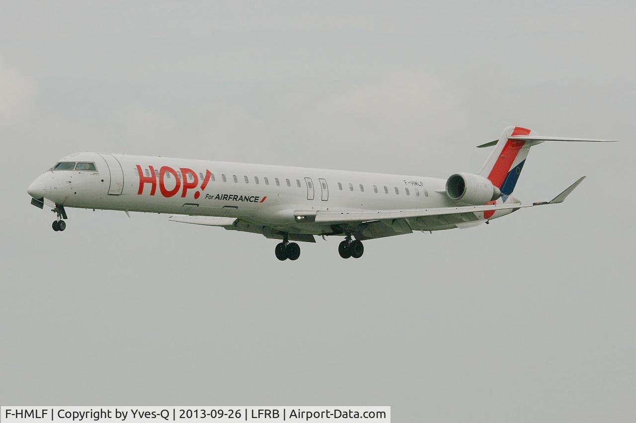 F-HMLF, 2010 Bombardier CRJ-1000EL NG (CL-600-2E25) C/N 19010, Bombardier CL-600-2E25(CRJ-1000), Short approach rwy 25L, Brest-Bretagne airport (LFRB-BES)