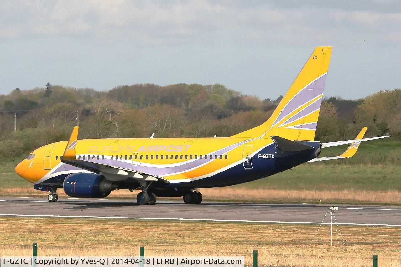 F-GZTC, 2002 Boeing 737-73V C/N 32414, Boeing 737-73V, Taxiing to holding point rwy 07R, Brest-Bretagne airport (LFRB-BES)