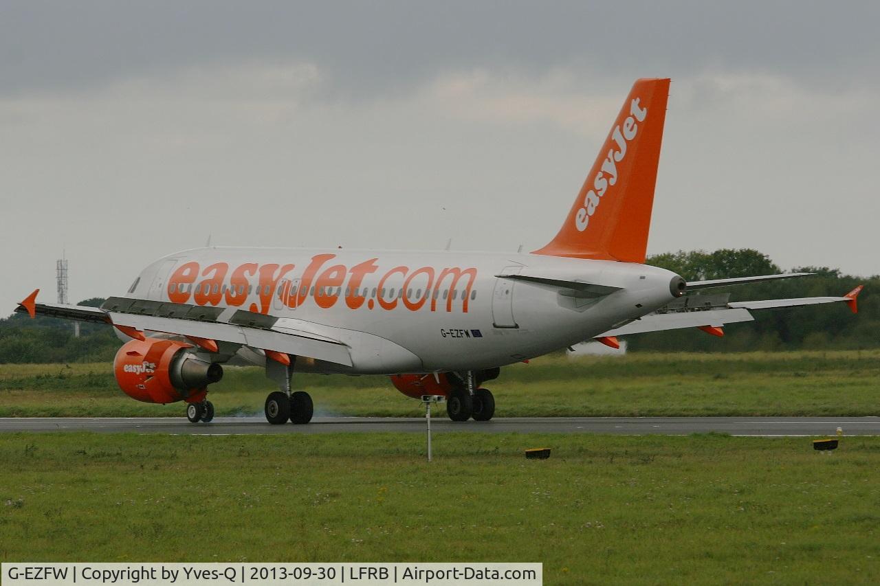 G-EZFW, 2010 Airbus A319-111 C/N 4380, Airbus A319-111, Max reverse thrust landing rwy 25L, Brest-Bretagne airport (LFRB-BES)