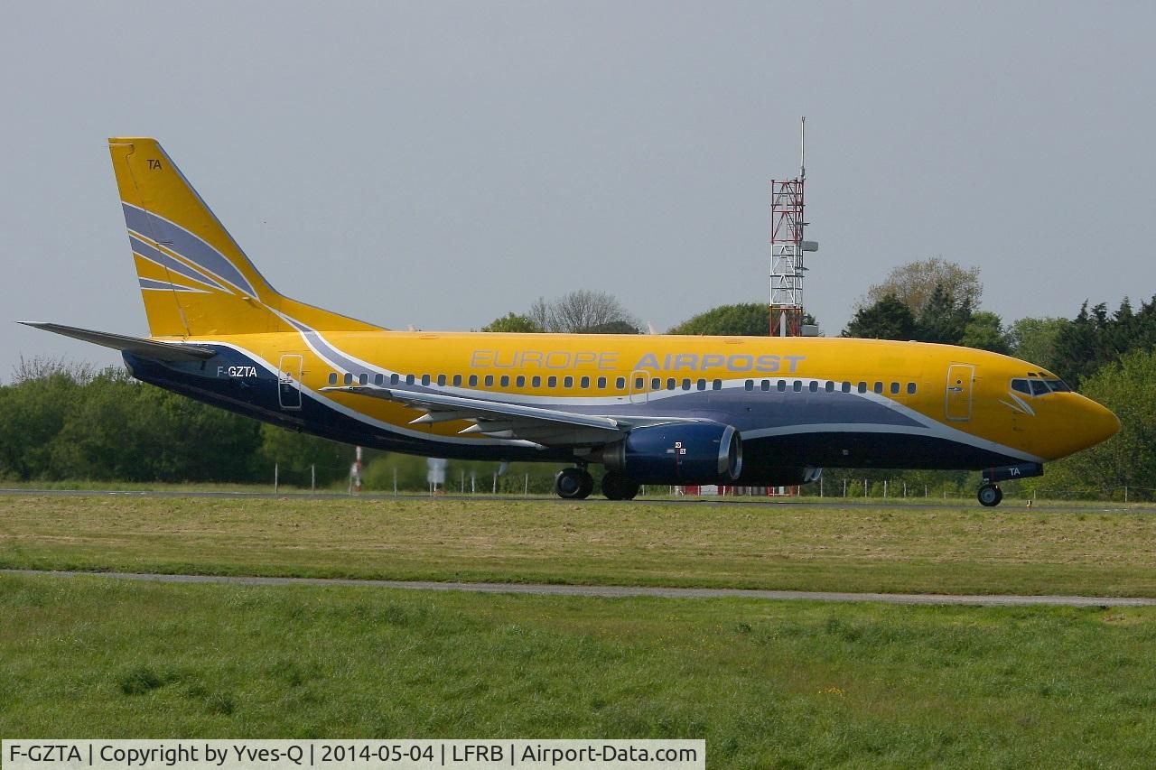F-GZTA, 1998 Boeing 737-33V(QC) C/N 29333/3084, Boeing 737-33VQC, Taxiing to holding point rwy 25L, Brest-Bretagne airport (LFRB-BES)
