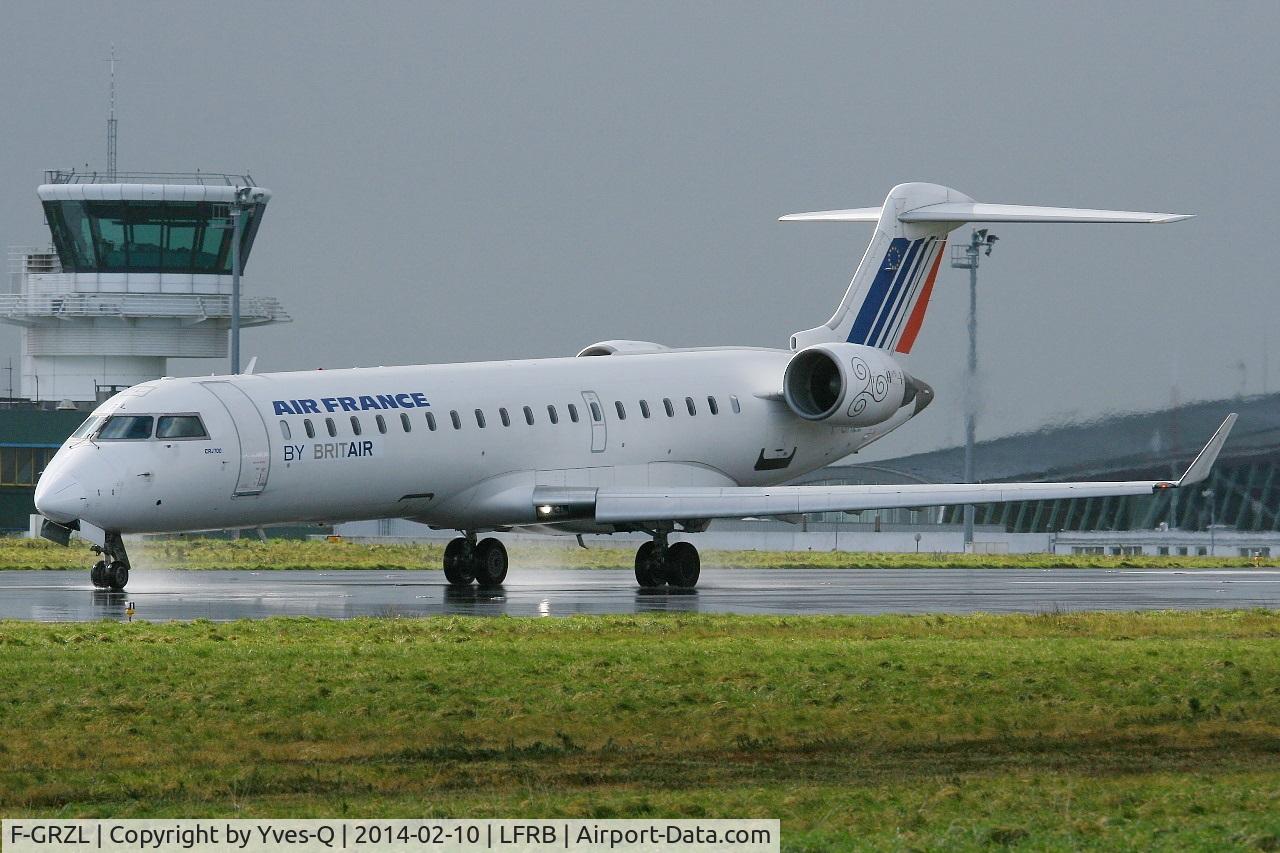 F-GRZL, 2006 Bombardier CRJ-700 (CL-600-2C10) Regional Jet C/N 10245, Bombardier CRJ-700, Taxiing to holding point rwy 25L, Brest-Bretagne airport (LFRB-BES)