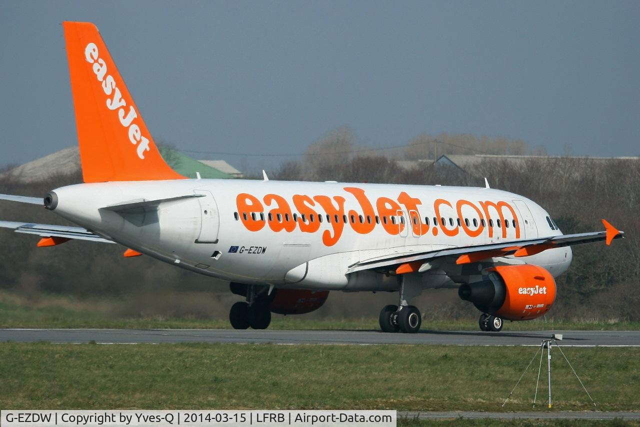 G-EZDW, 2008 Airbus A319-111 C/N 3746, Airbus A319-111, Taxiing to holding point rwy 25L, Brest-Bretagne airport (LFRB-BES)