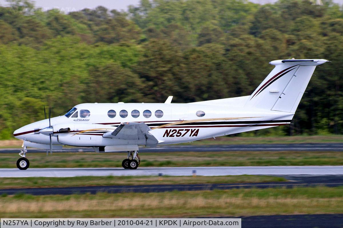 N257YA, 1998 Raytheon B200 King Air C/N BB-1622, Beech B200 Super King Air [BB-1622] Atlanta-Dekalb Peachtree~N 21/04/2010