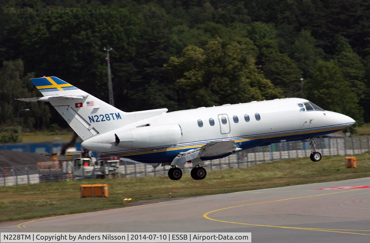 N228TM, 2000 Raytheon Hawker 800XP C/N 258458, On very short final for runway 12.