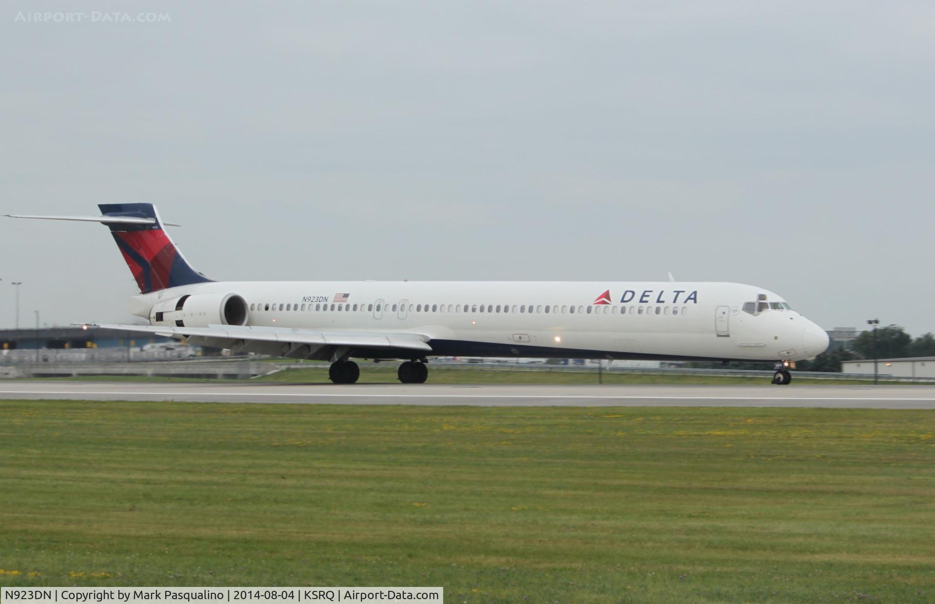 N923DN, 1998 McDonnell Douglas MD-90-30 C/N 53585, MD-90-30