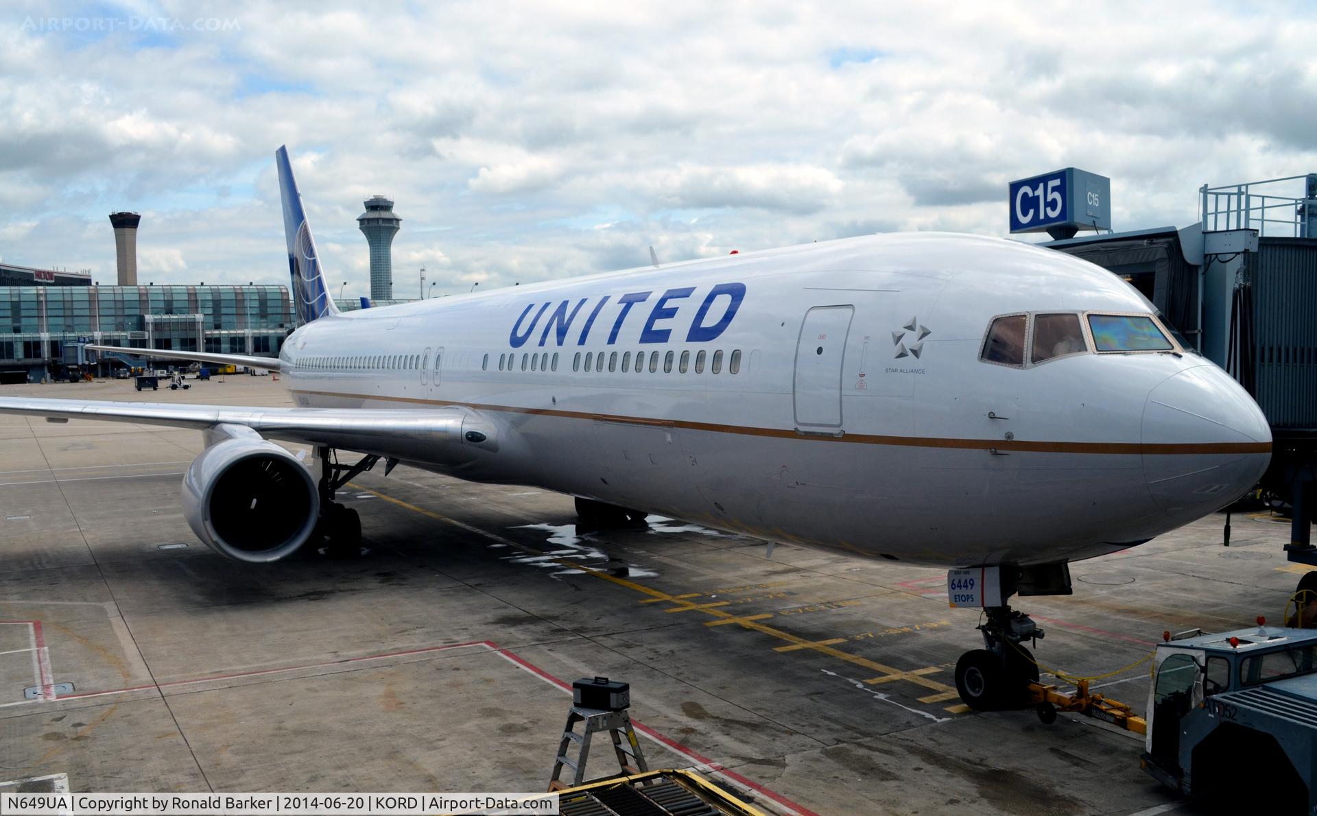 N649UA, 1992 Boeing 767-322 C/N 25286, Gate C15 O'Hare
