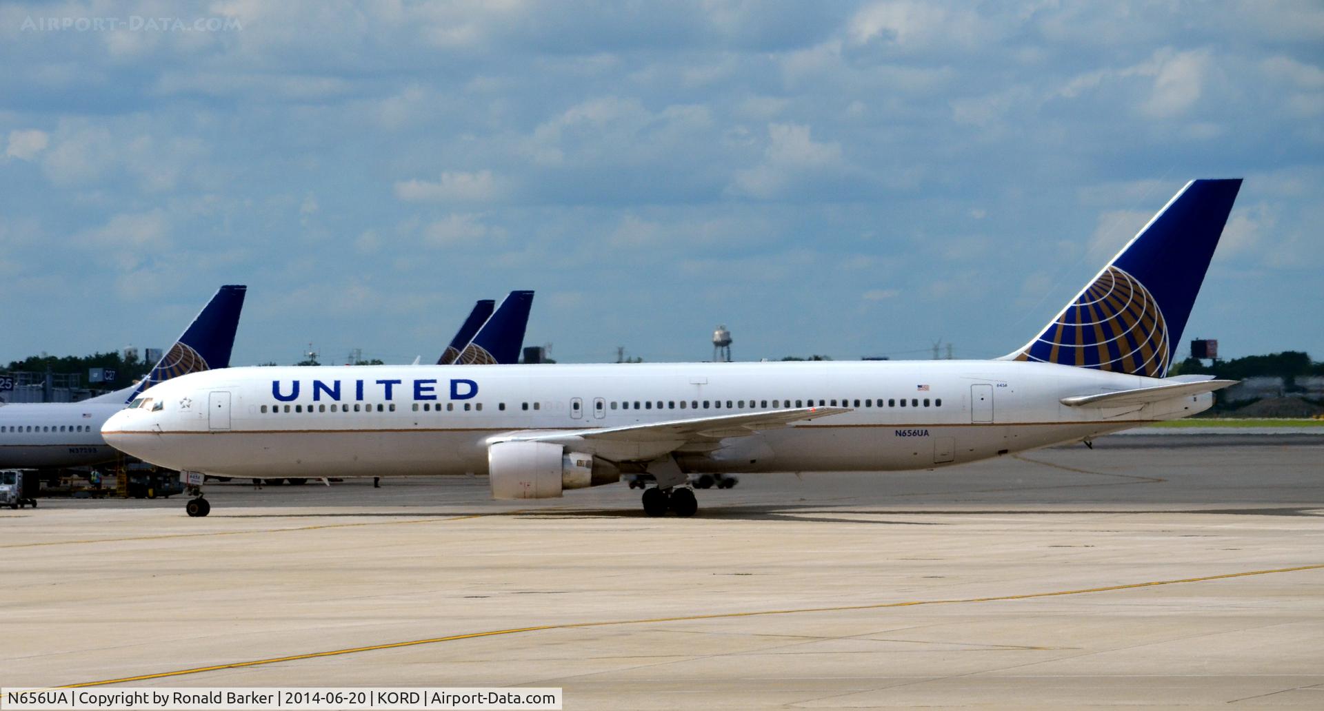 N656UA, 1992 Boeing 767-322 C/N 25394, Taxi O'Hare