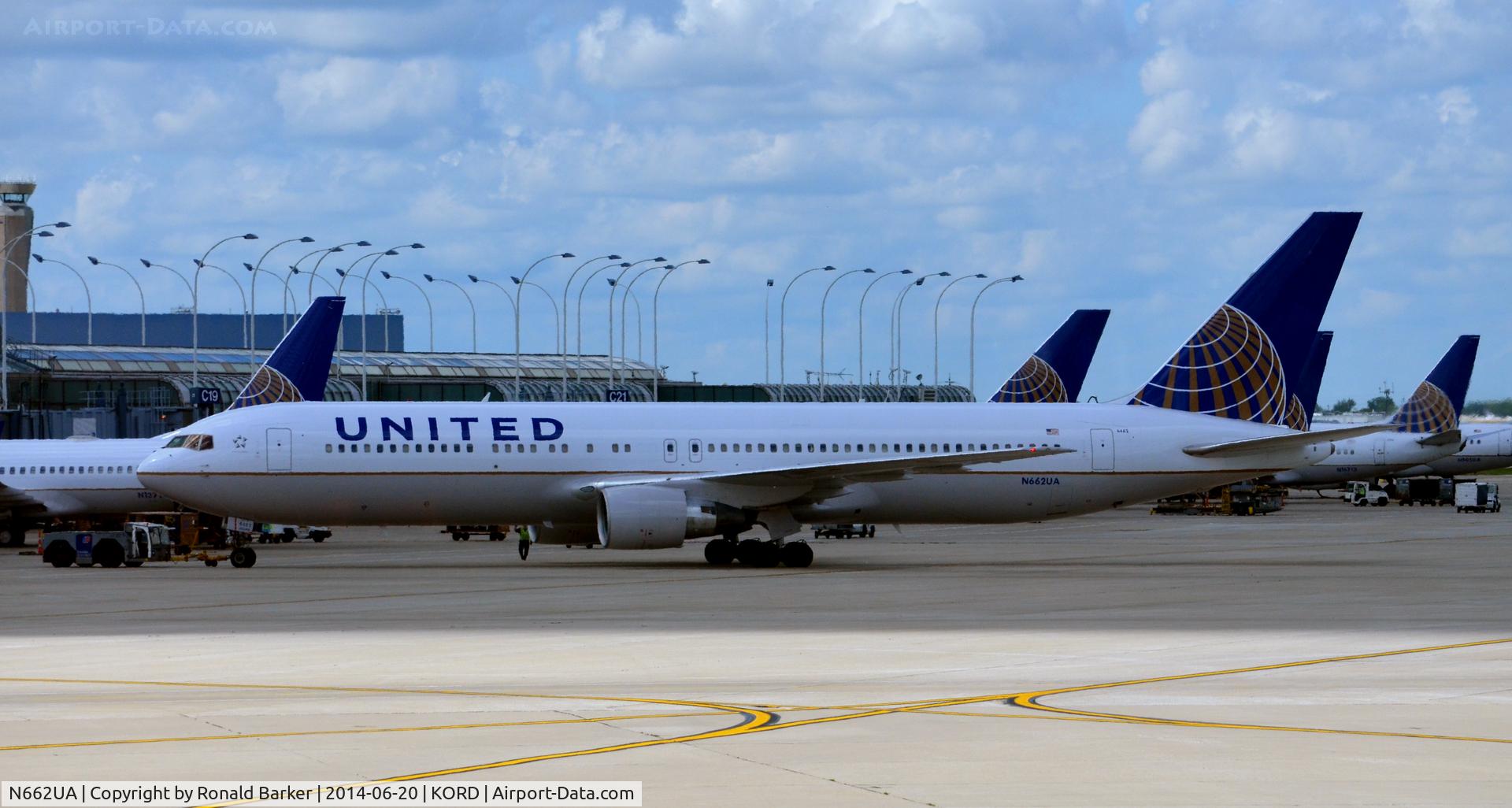 N662UA, 1993 Boeing 767-322 C/N 27159, Pushback O'Hare