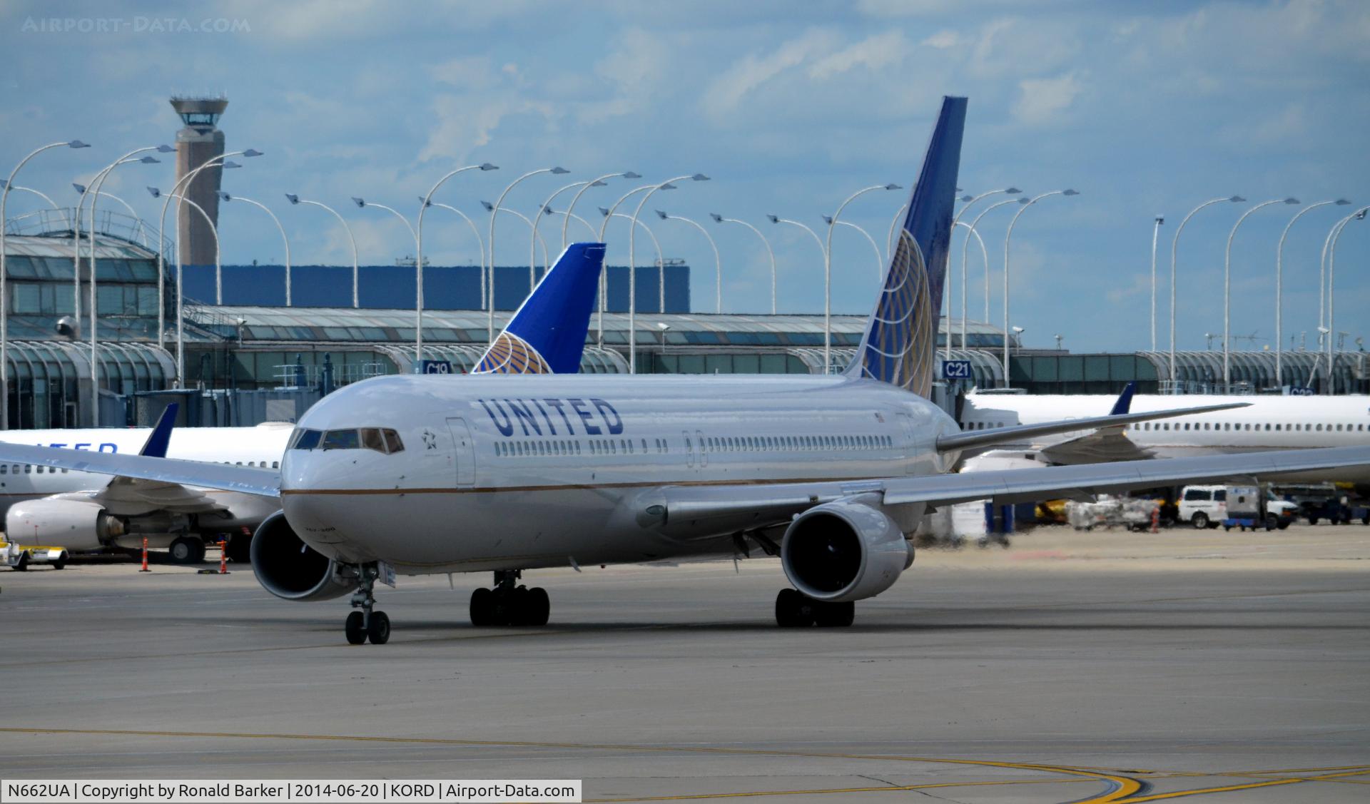 N662UA, 1993 Boeing 767-322 C/N 27159, Taxi O'Hare