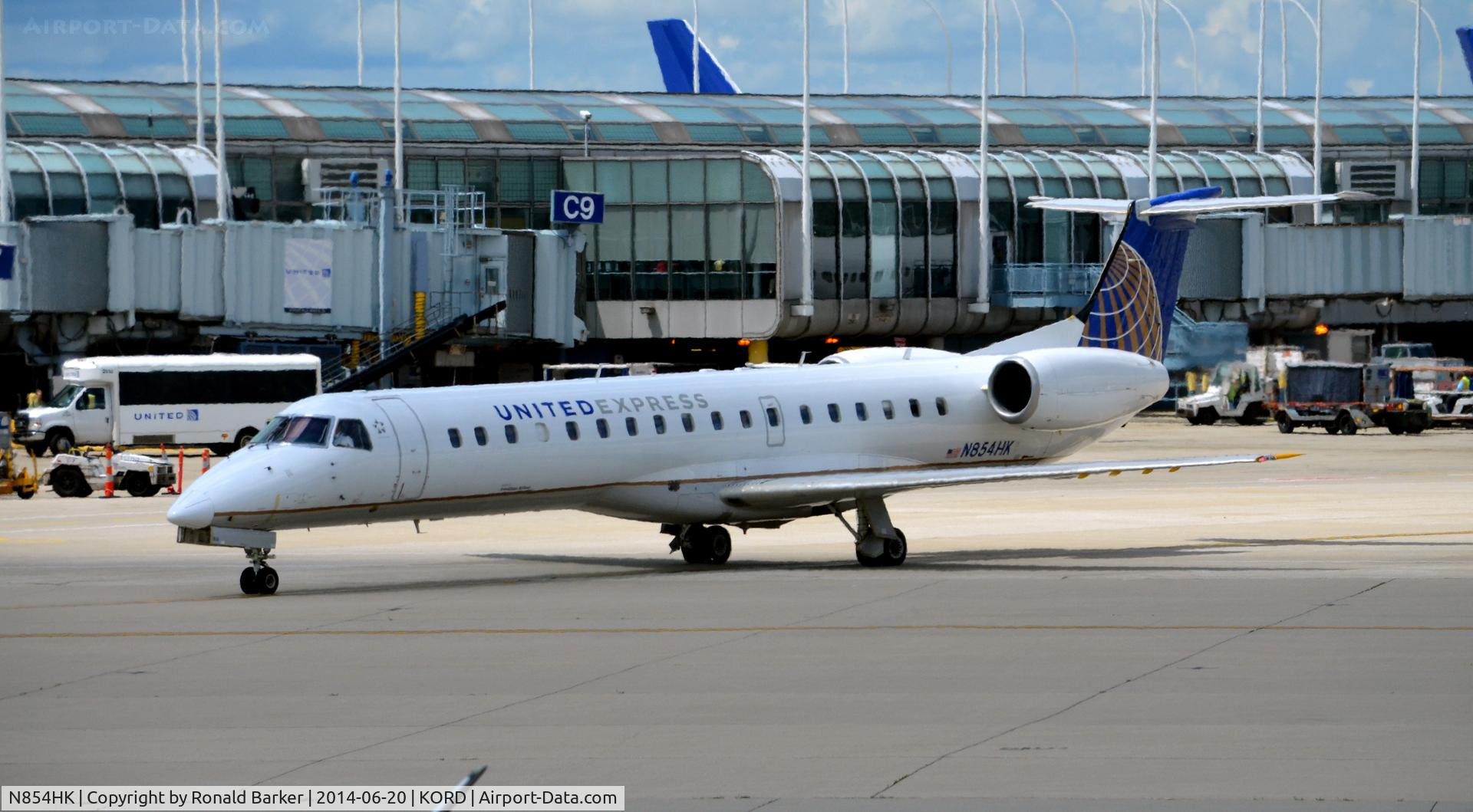 N854HK, 2001 Embraer EMB-145MP (ERJ-145MP) C/N 145408, Taxi O'Hare
