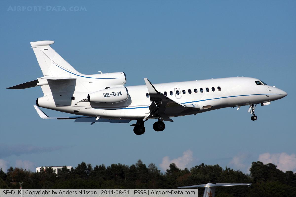 SE-DJK, 2009 Dassault Falcon 7X C/N 59, On short final for runway 12. Arriving from Östersund together with company Falcon 900EX SE-DJM.