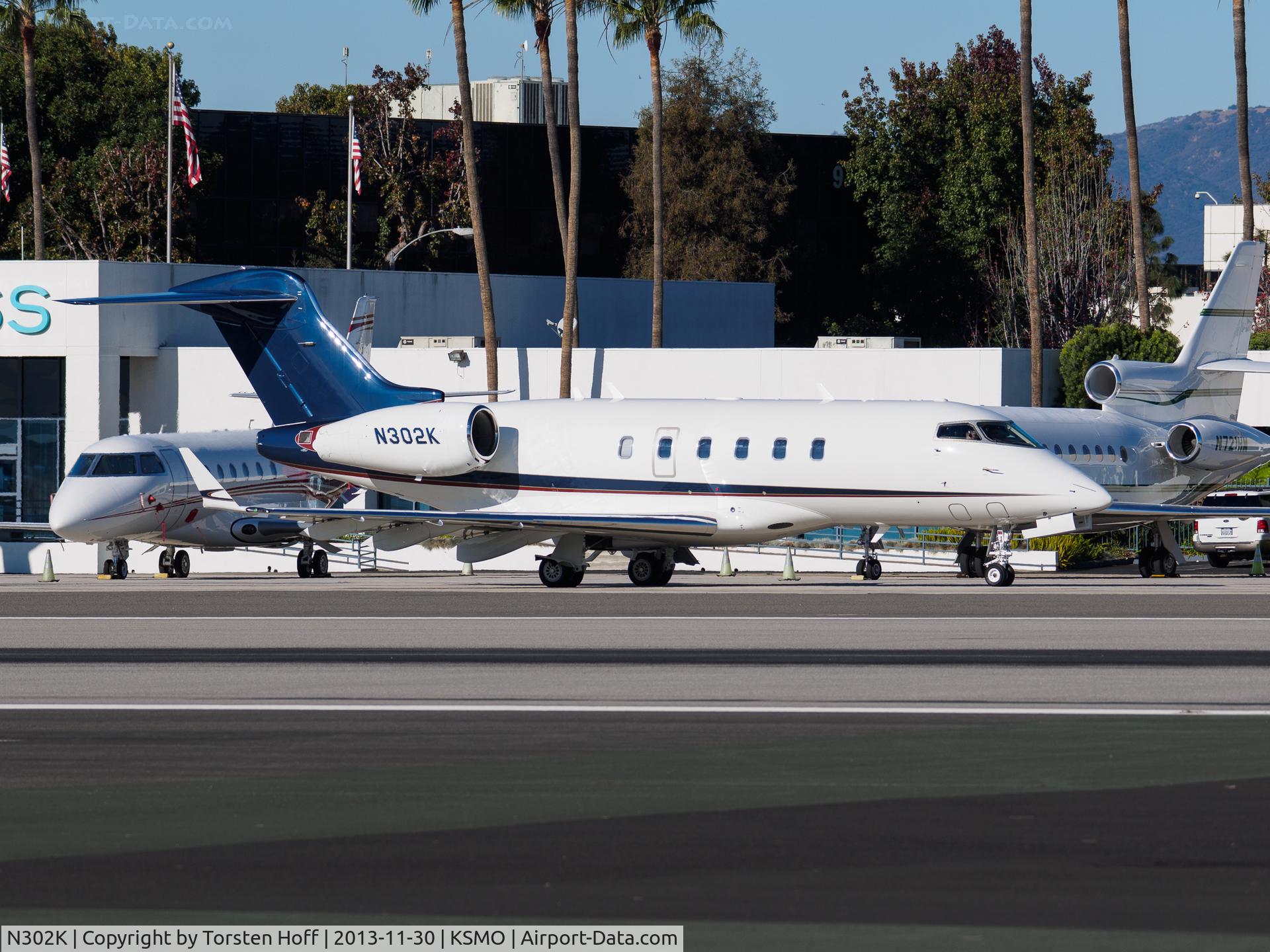 N302K, Bombardier Challenger 300 (BD-100-1A10) C/N 20267, N302K taxiing