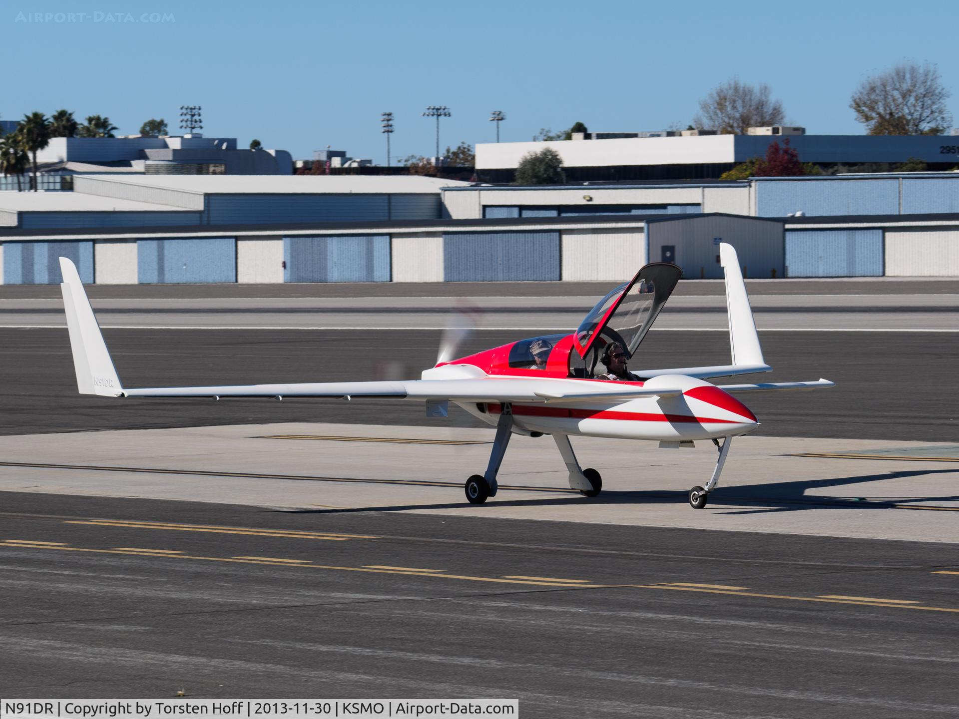 N91DR, 2003 Berkut 360 C/N 001, N91DR taxiing