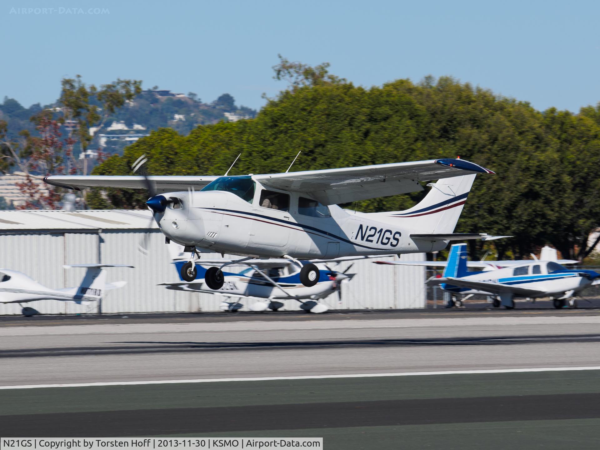 N21GS, 1973 Cessna T210L Turbo Centurion C/N 21059967, N21GS arriving on RWY 21