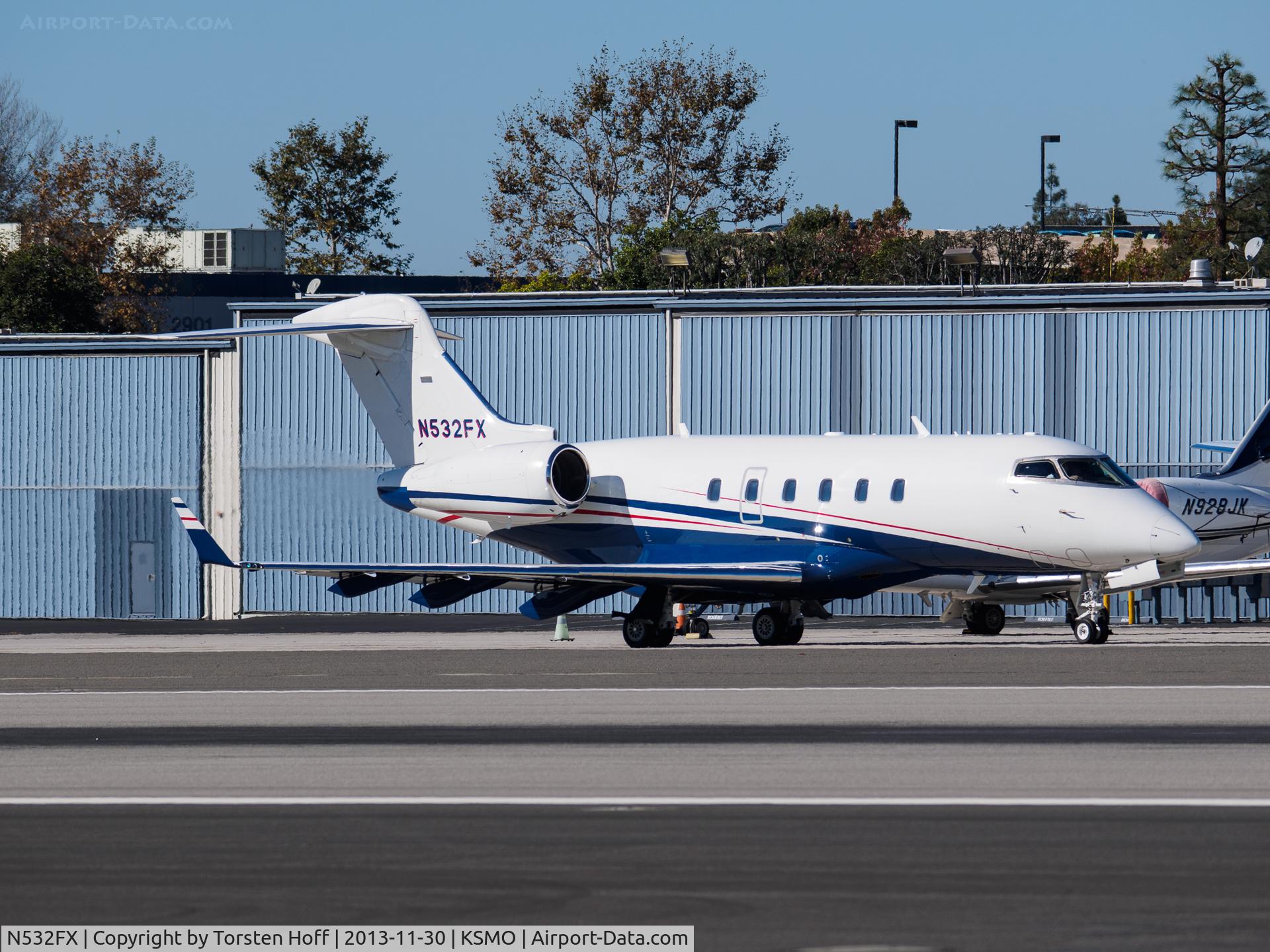 N532FX, 2007 Bombardier Challenger 300 (BD-100-1A10) C/N 20154, N532FX taxiing