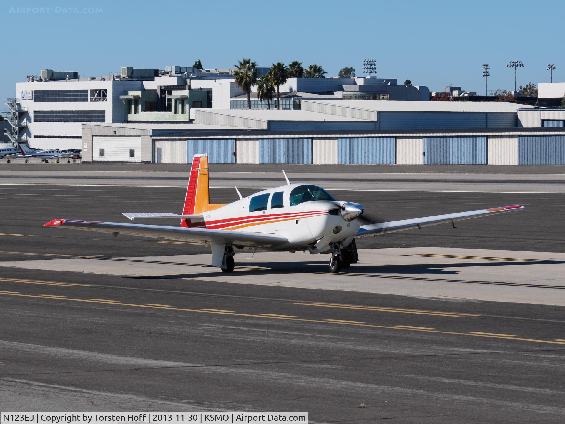 N123EJ, 1978 Mooney M20J 201 C/N 24-0737, N123EJ taxiing