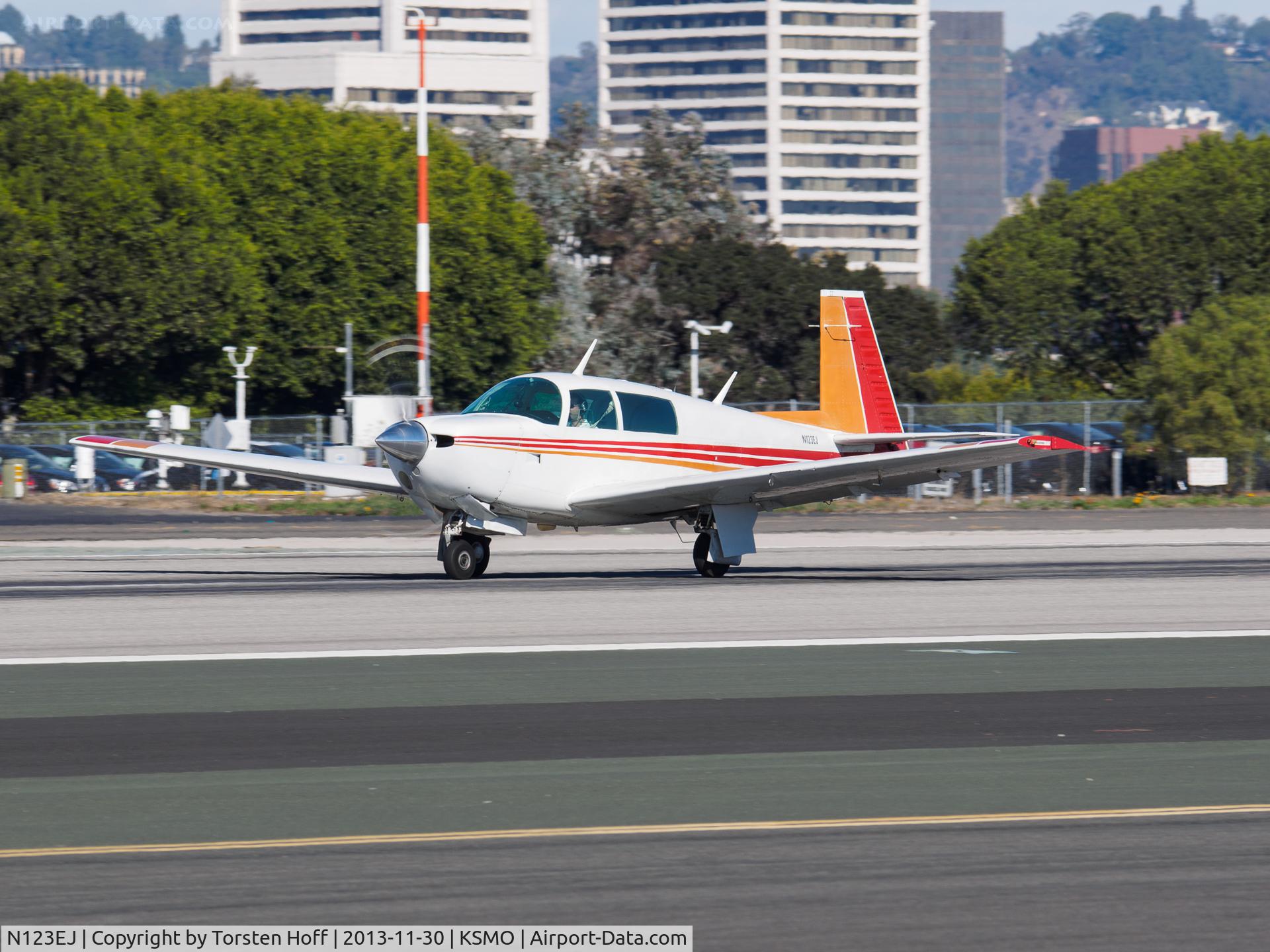 N123EJ, 1978 Mooney M20J 201 C/N 24-0737, N123EJ departing from RWY 21