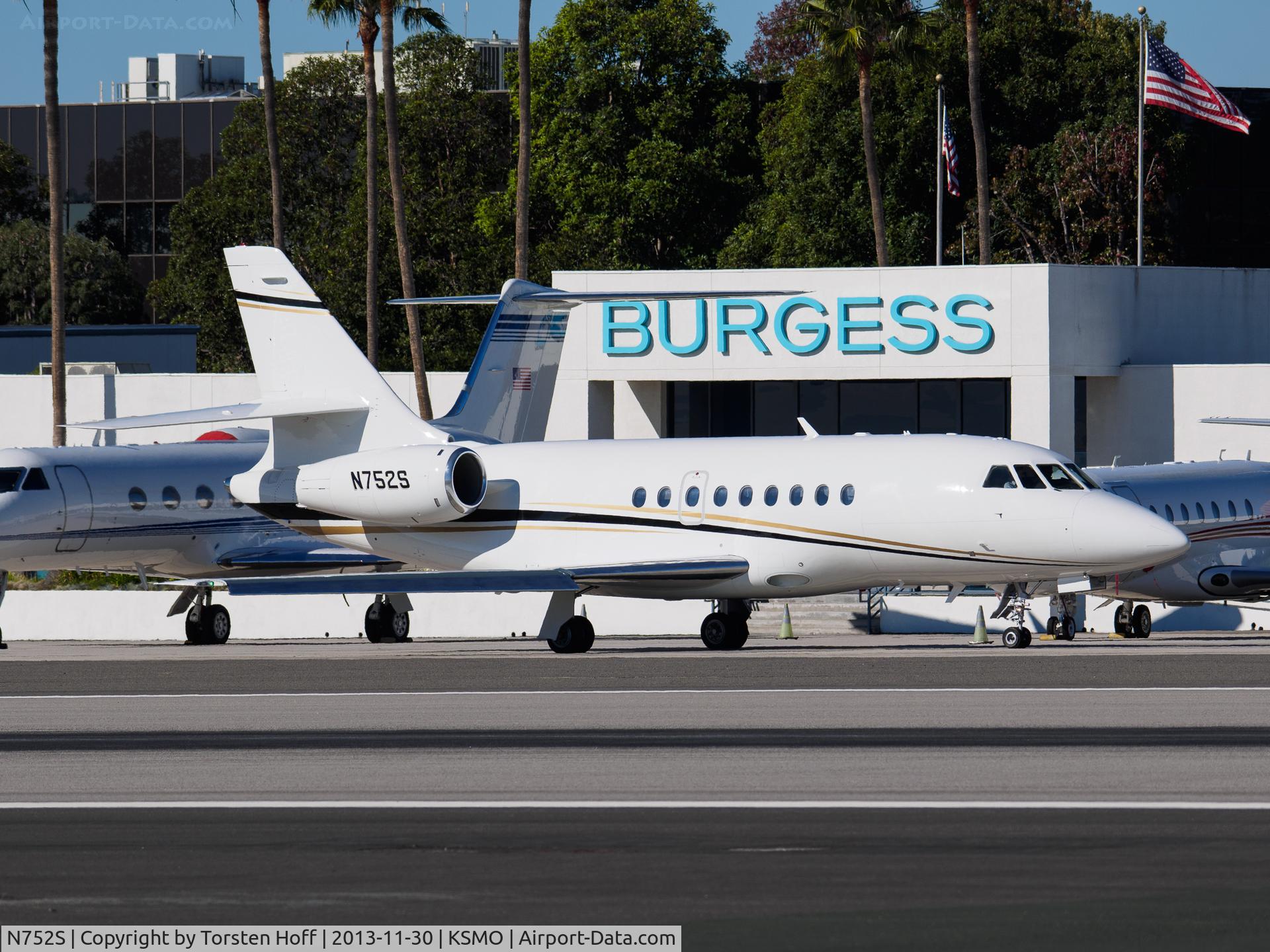 N752S, 1999 Dassault Falcon 2000 C/N 82, N752S taxiing