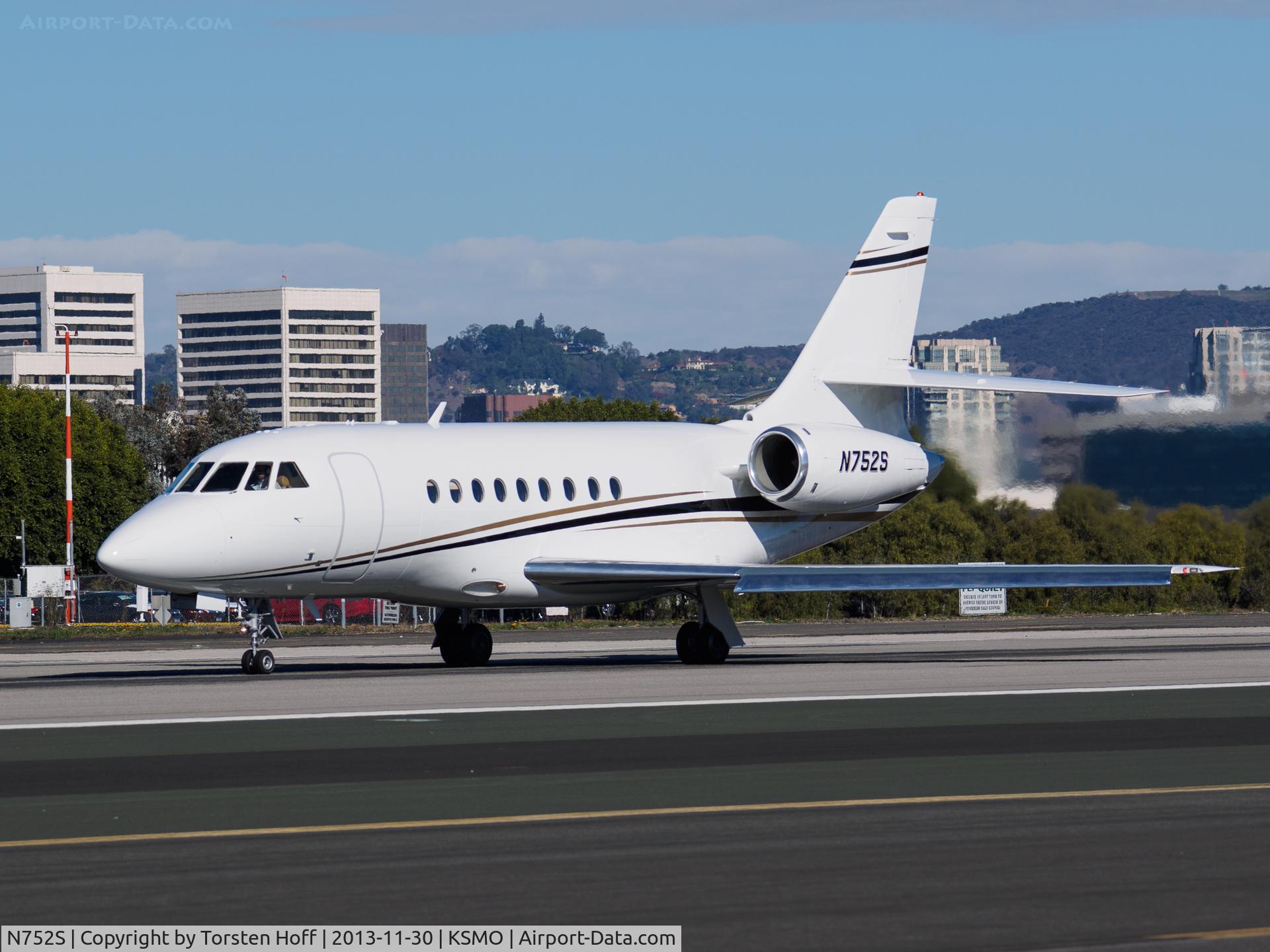 N752S, 1999 Dassault Falcon 2000 C/N 82, N752S departing from RWY 21