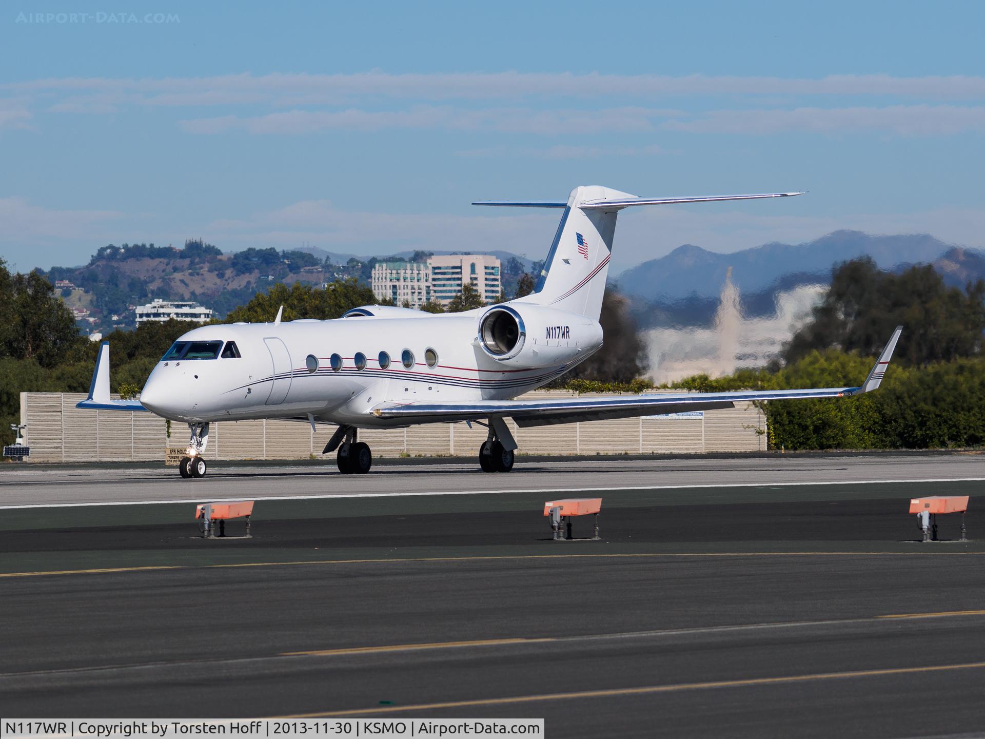 N117WR, 2005 Gulfstream Aerospace GIV-X (G350) C/N 4015, N117WR departing from RWY 21