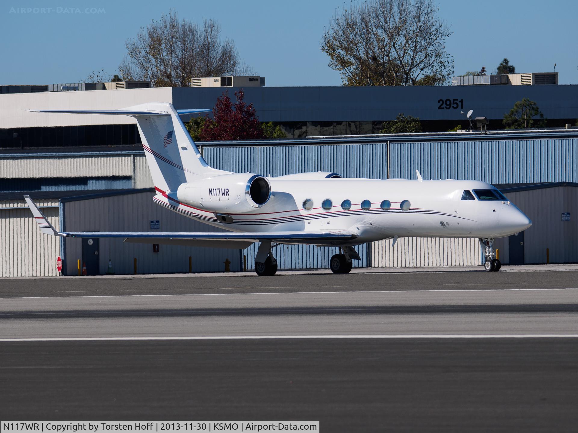 N117WR, 2005 Gulfstream Aerospace GIV-X (G350) C/N 4015, N117WR taxiing