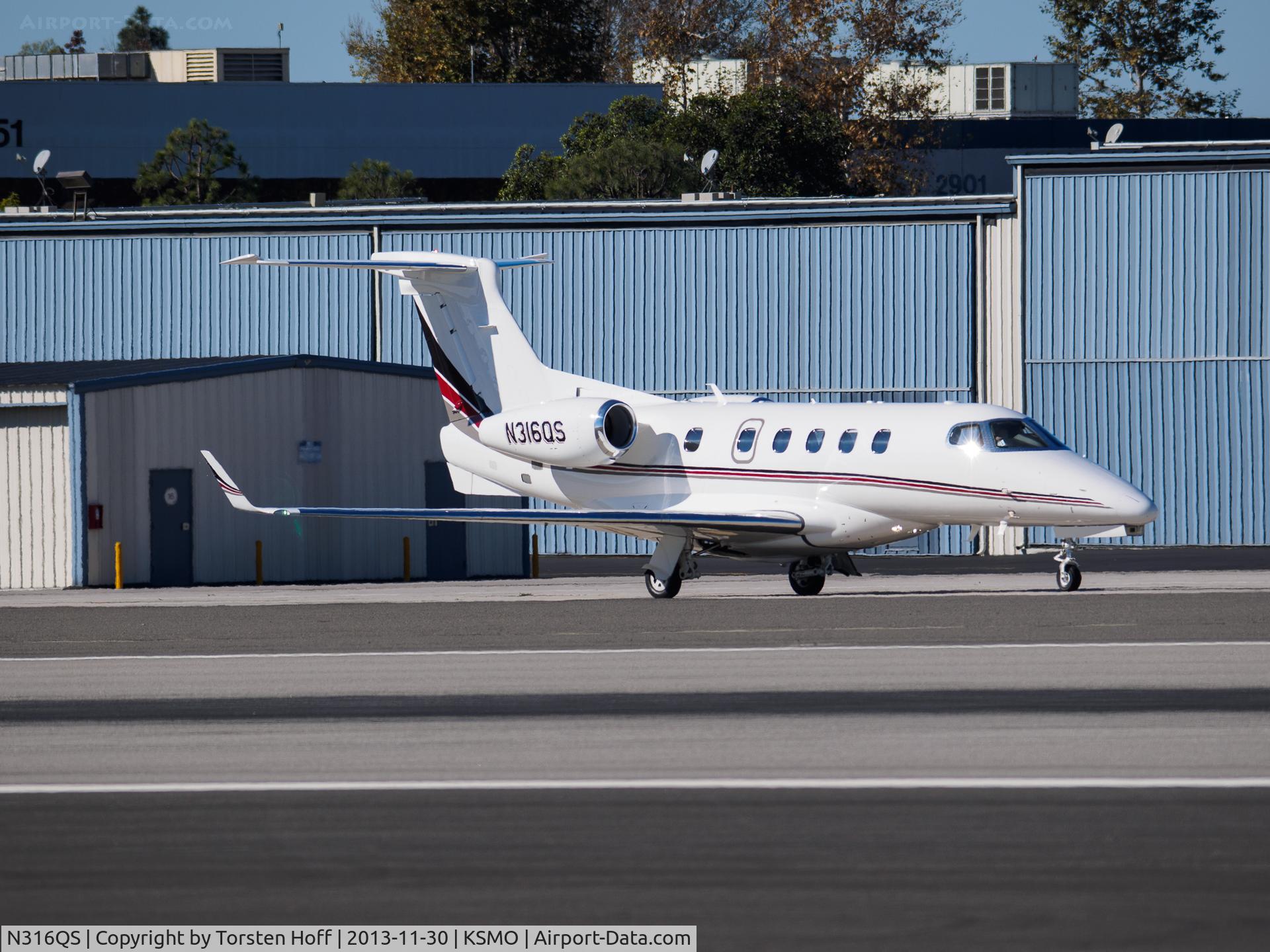 N316QS, 2013 Embraer EMB-505 Phenom 300 C/N 50500161, N316QS taxiing