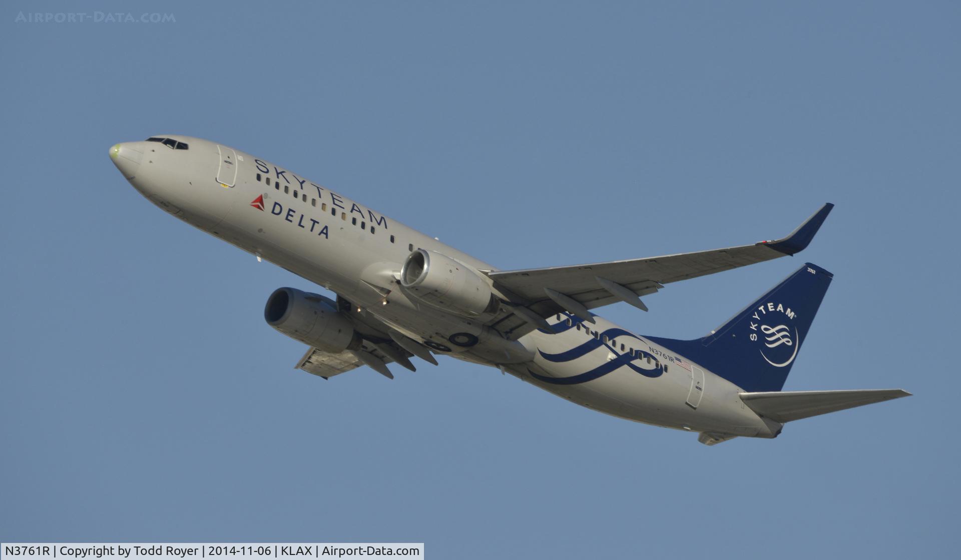 N3761R, 2001 Boeing 737-832 C/N 29628, Departing LAX on 25R
