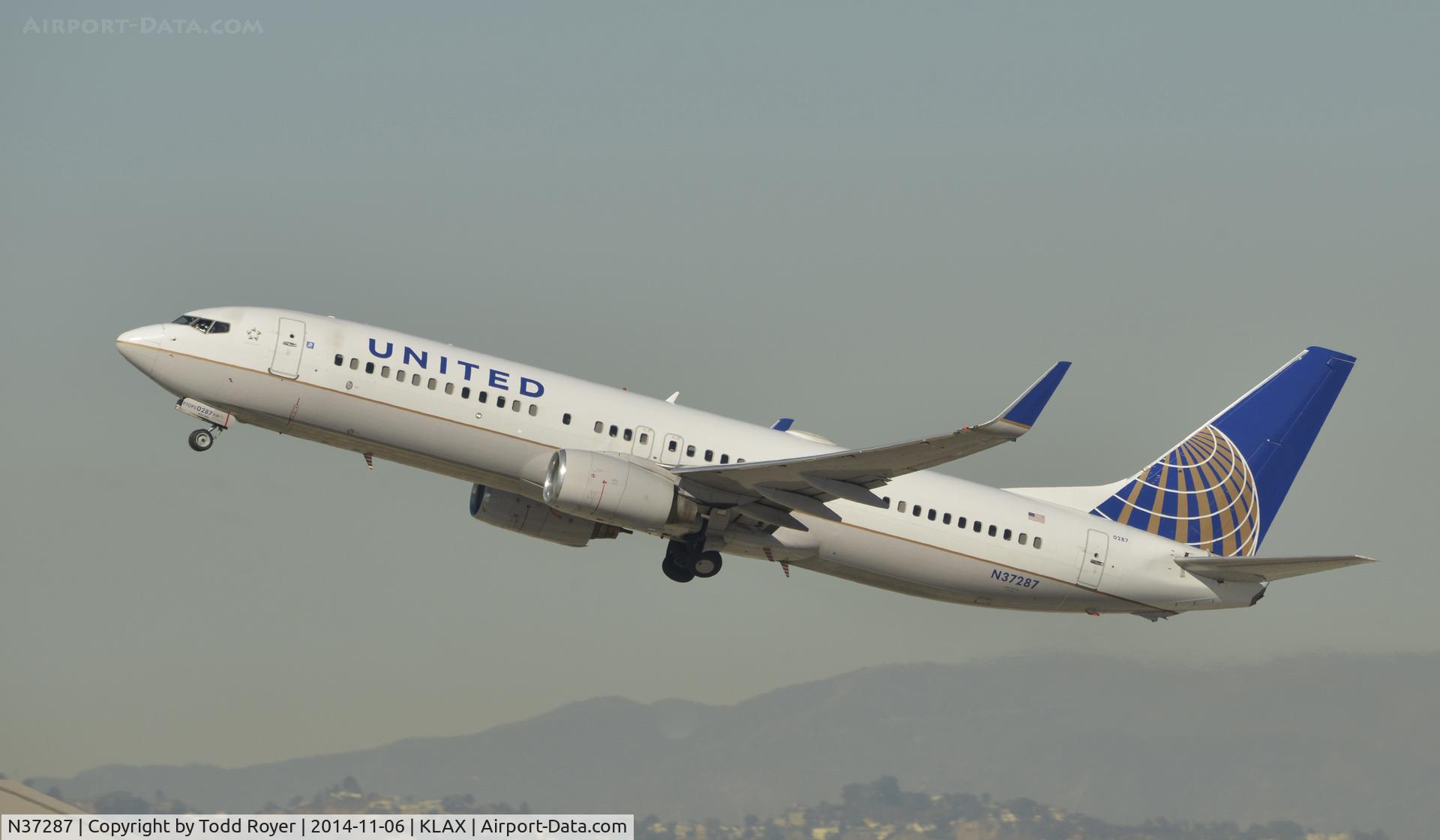 N37287, 2004 Boeing 737-824 C/N 31636, Departing LAX on 25R