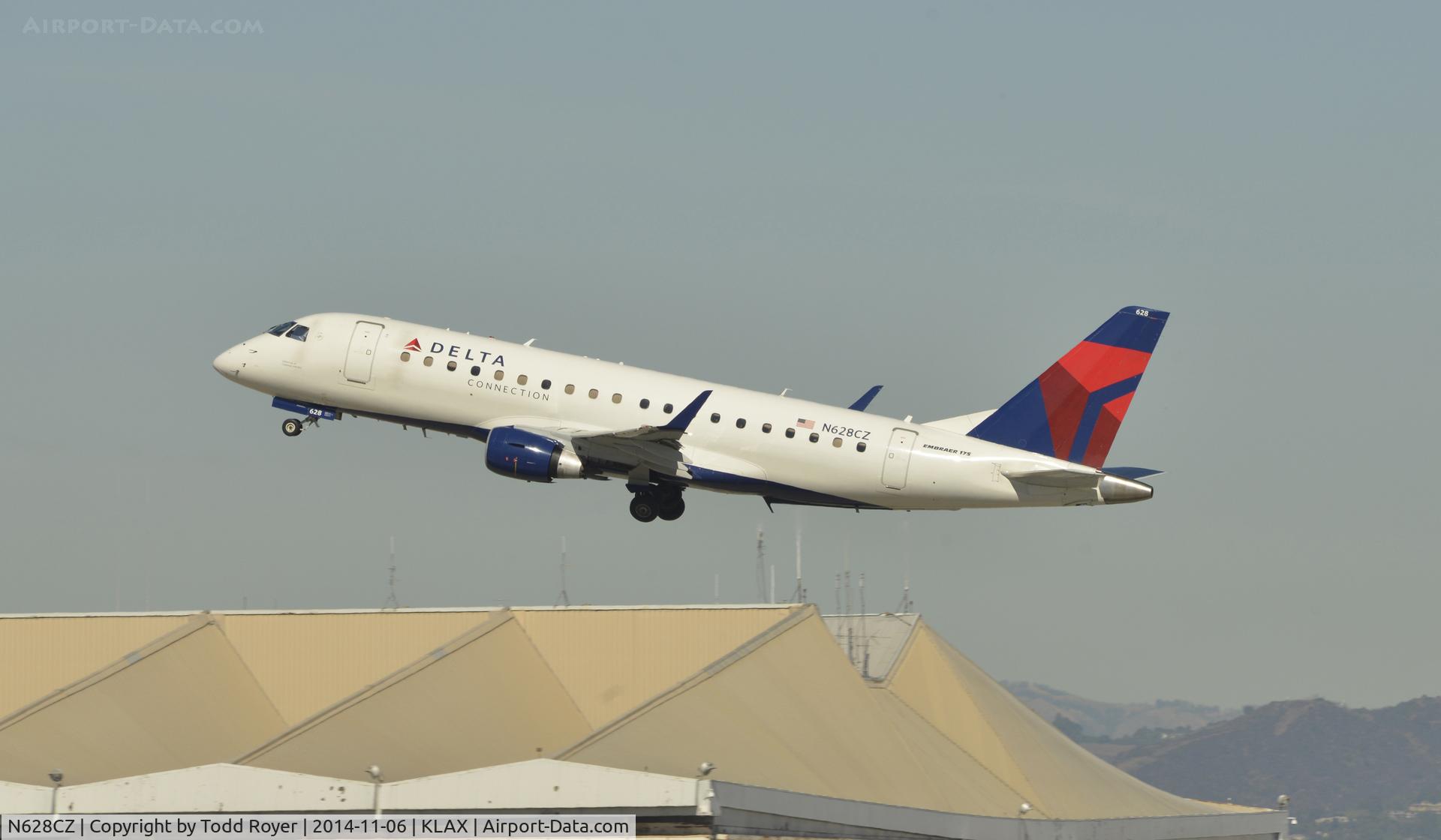 N628CZ, 2008 Embraer 175LR (ERJ-170-200LR) C/N 17000233, Departing LAX on 25R