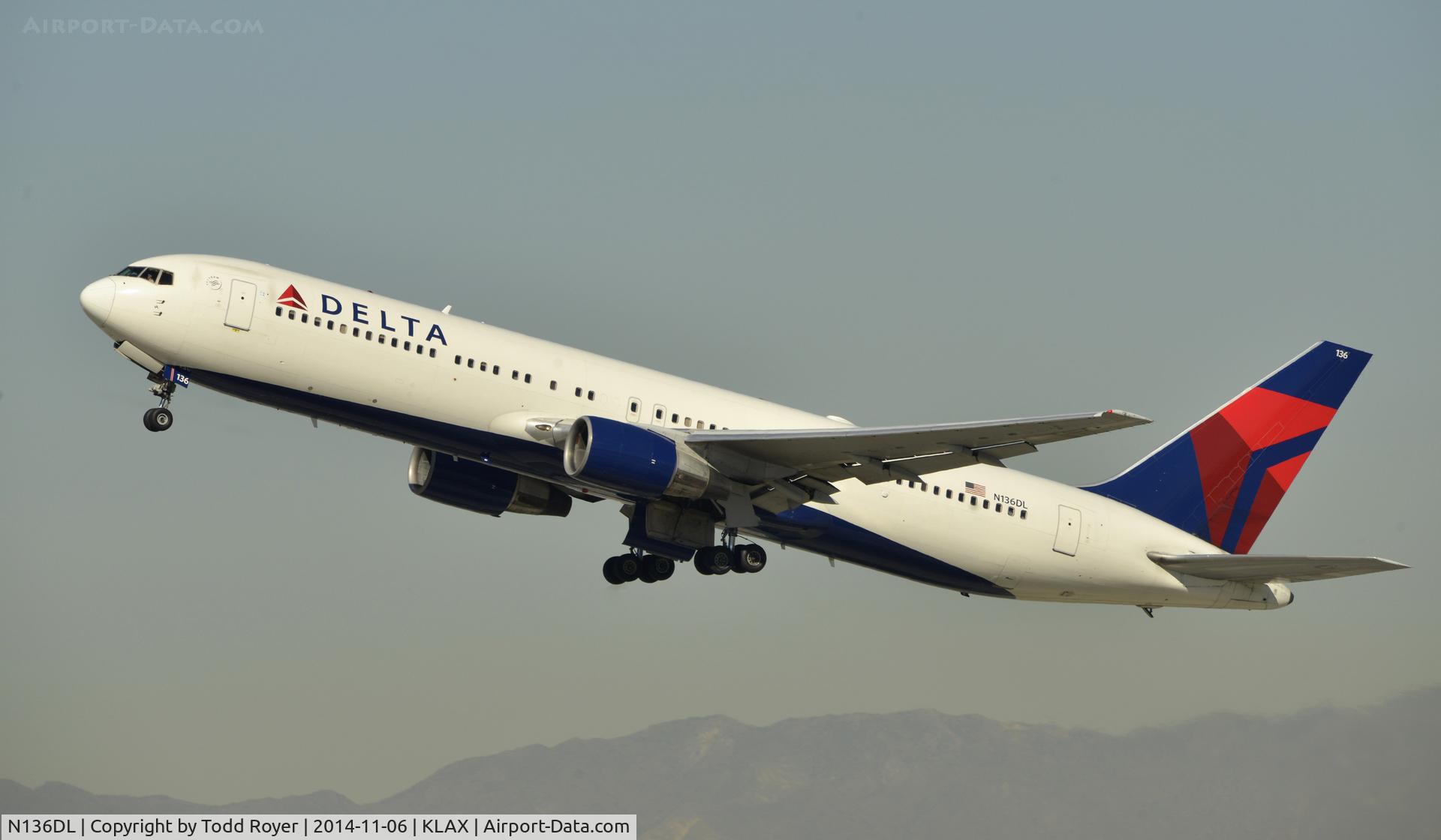 N136DL, 1991 Boeing 767-332 C/N 25146, Departing LAX on 25R