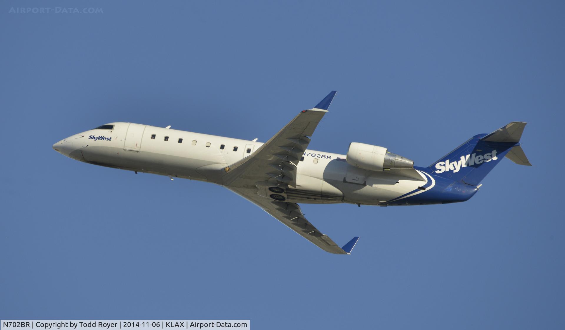 N702BR, 2000 Bombardier CRJ-200ER (CL-600-2B19) C/N 7462, Departing LAX on 25R