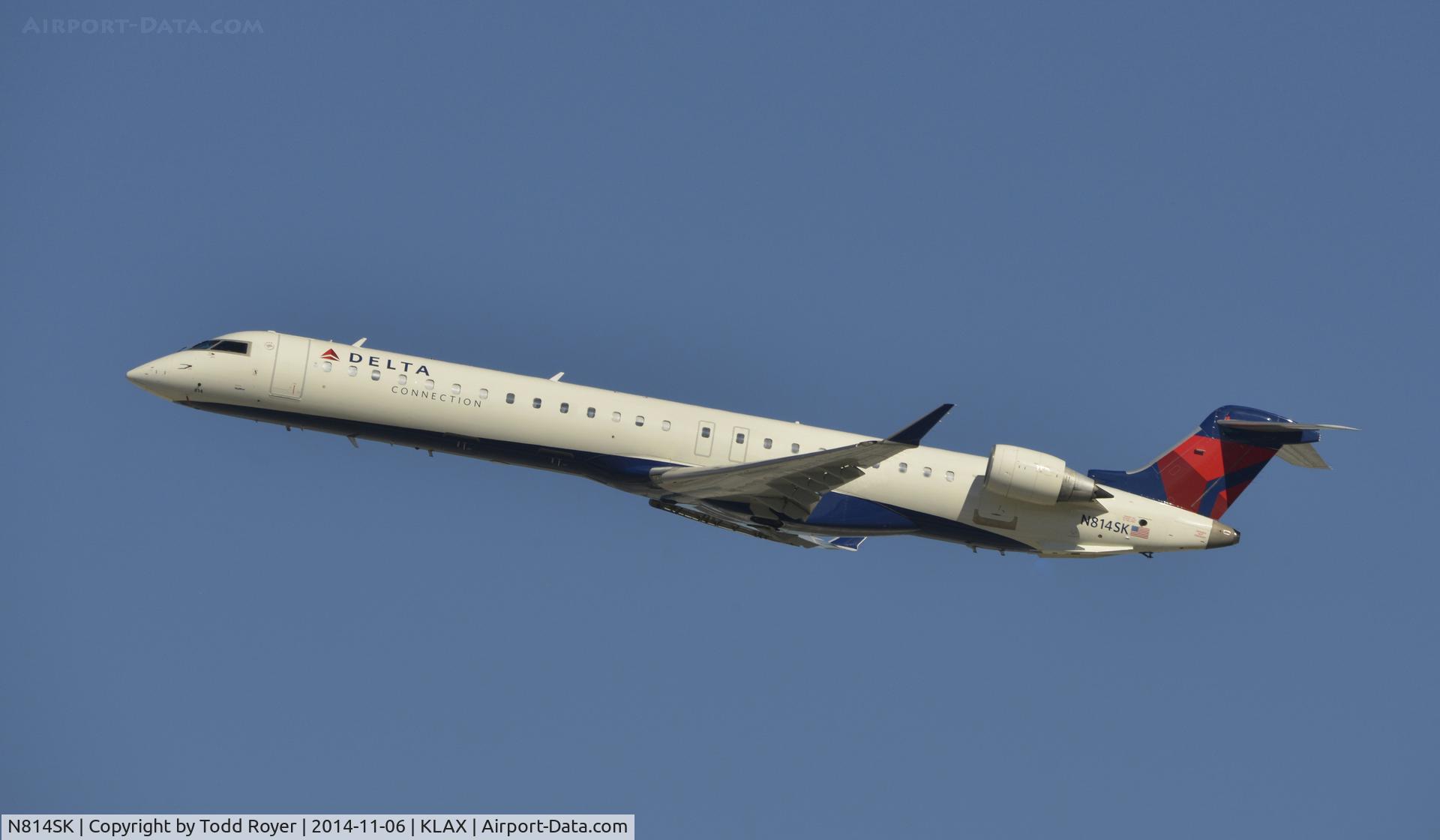 N814SK, 2006 Bombardier CRJ-900ER (CL-600-2D24) C/N 15100, Departing LAX on 25R
