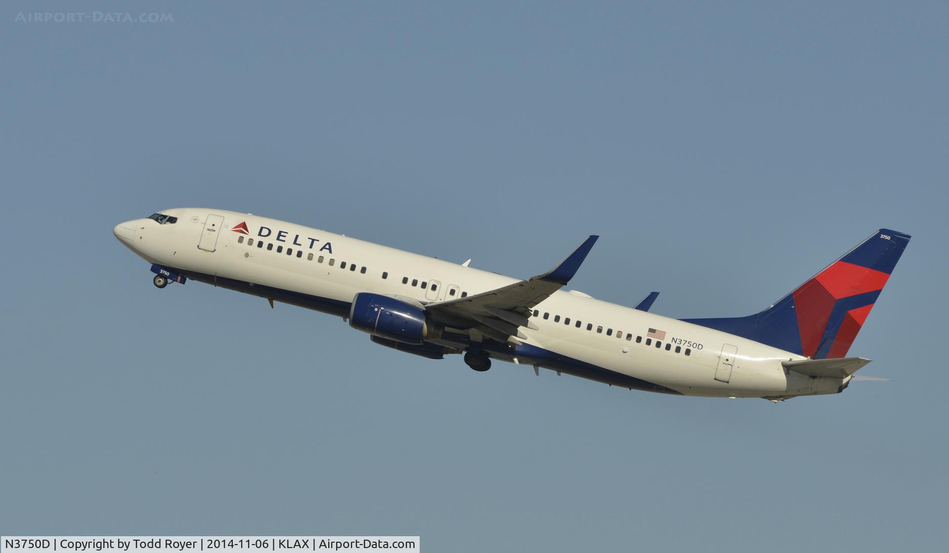 N3750D, 2001 Boeing 737-832 C/N 32375, Departing LAX on 25R
