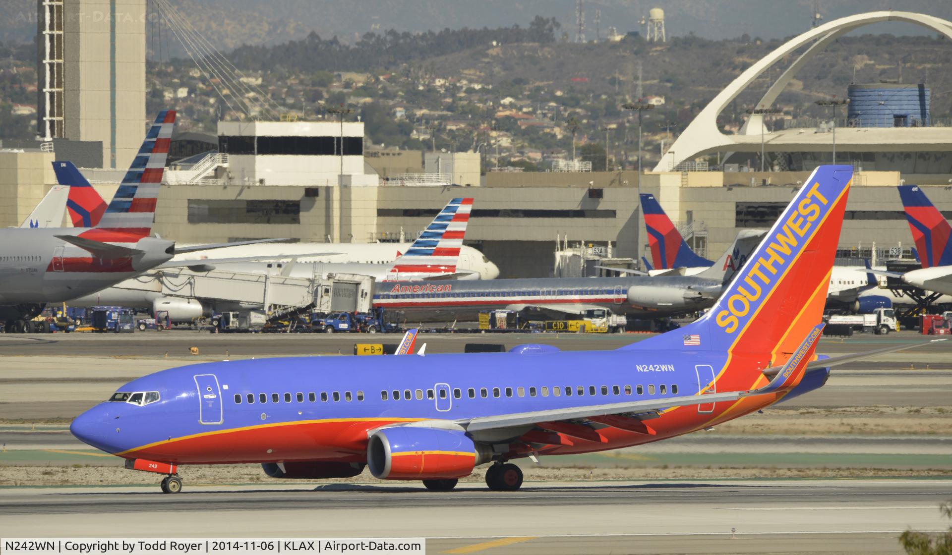 N242WN, 2006 Boeing 737-7H4 C/N 32505, Landing at LAX on 25L