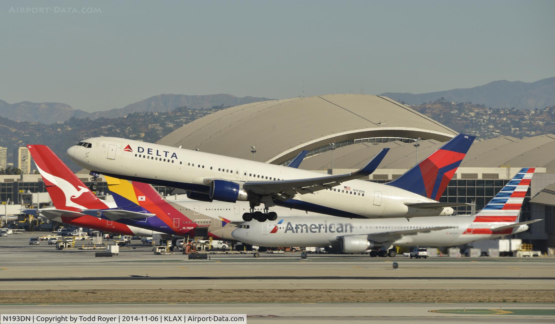 N193DN, 1997 Boeing 767-332 C/N 28450, Departing LAX on 25R