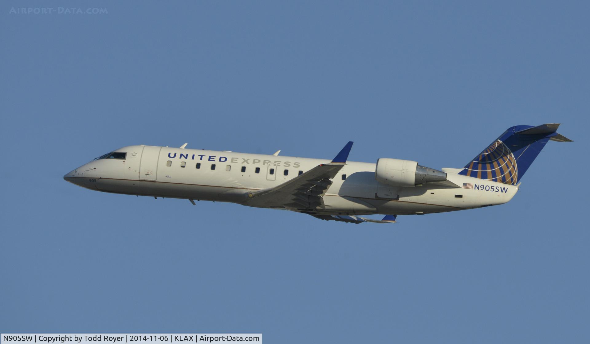 N905SW, 2000 Bombardier CRJ-200LR (CL-600-2B19) C/N 7437, Departing LAX on 25R