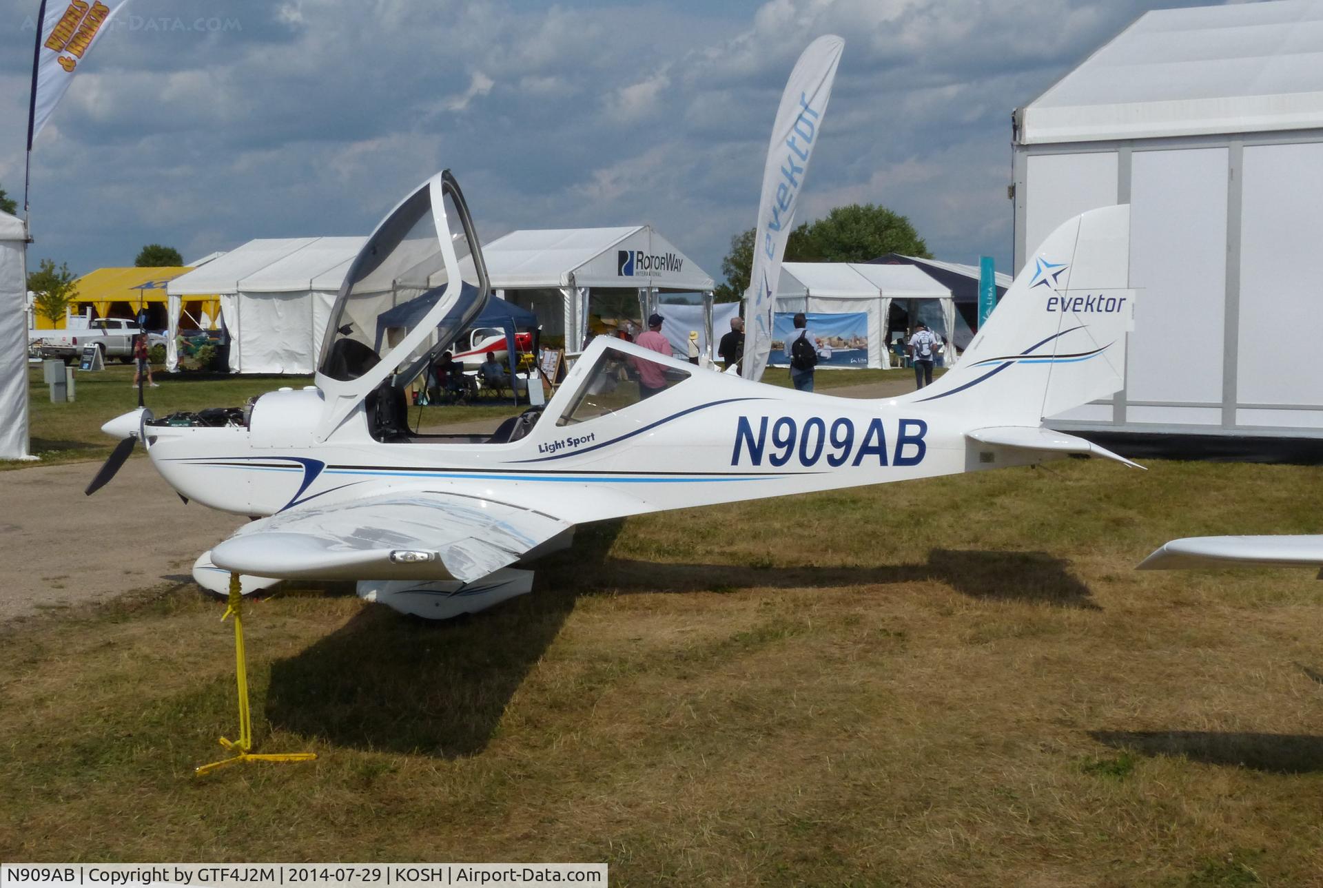 N909AB, 2013 Evektor-Aerotechnik Harmony LSA C/N 2013-1614, N909AB   at Oshkosh 29.7.14
