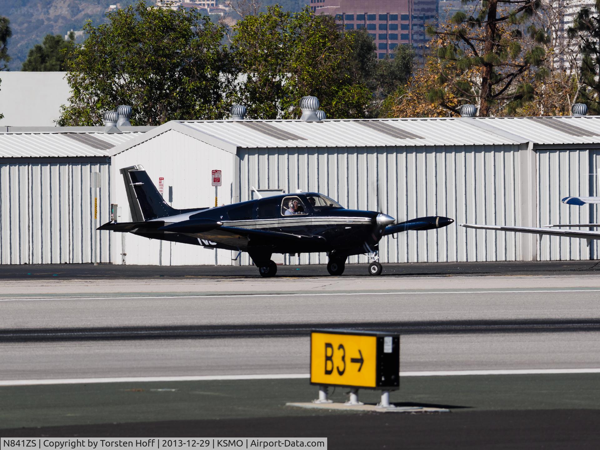 N841ZS, 1979 Beech F33A Bonanza C/N CE841, N841ZS taxiing